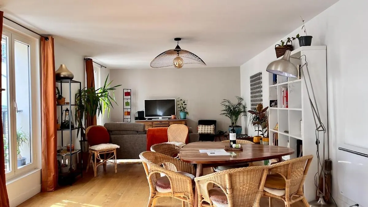 Large, Quiet, Familial Top Floor Duplex Παρίσι