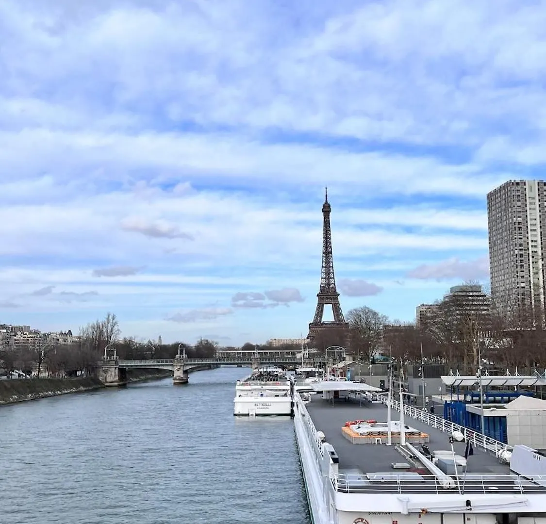 Apartment Large, Quiet, Familial Top Floor Duplex Paris